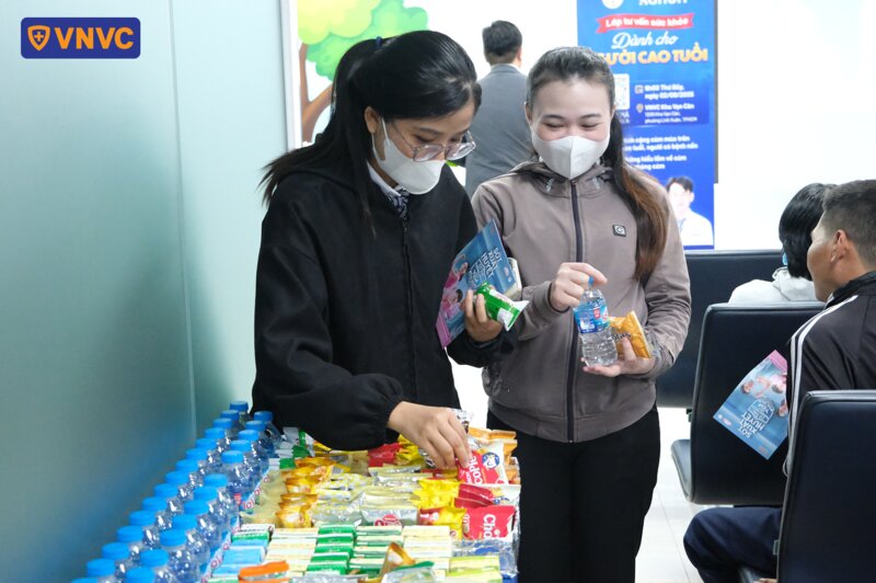 khán giả nhận bánh và nước