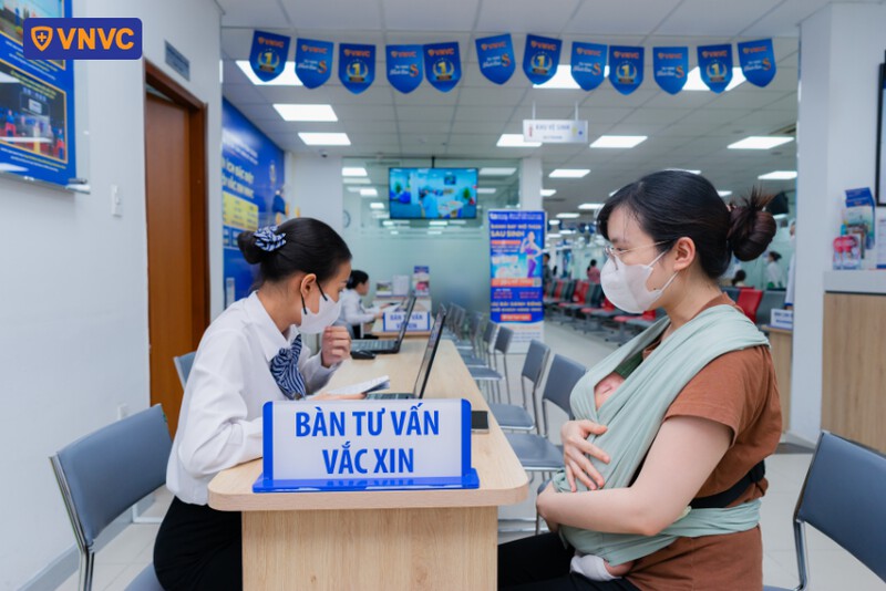 mẹ bầu nghe tư vấn vắc xin tại vnvc