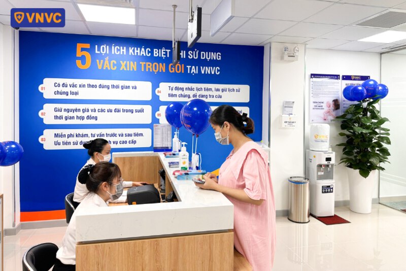 mẹ bầu tiêm chủng tại vnvc hội an