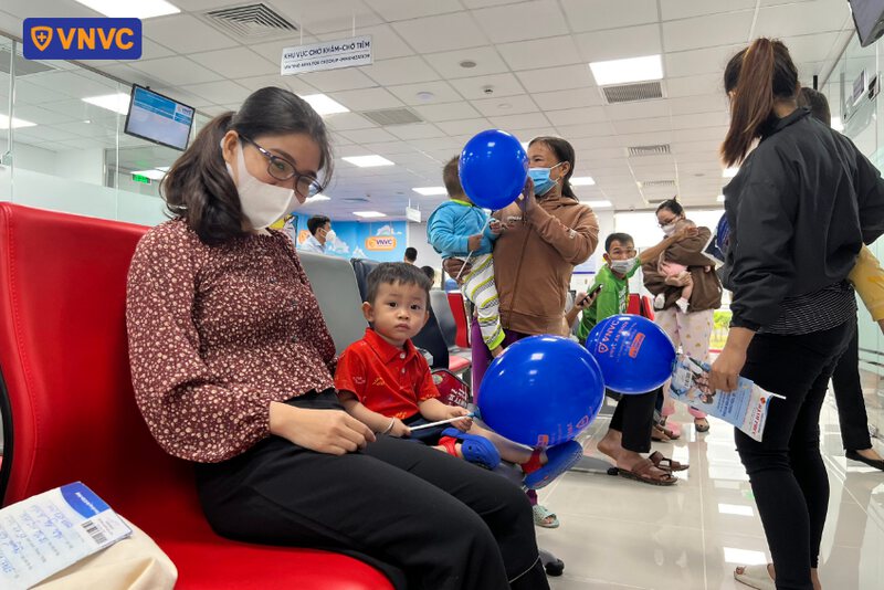 mẹ và bé tiêm phòng tại vnvc an nhơn