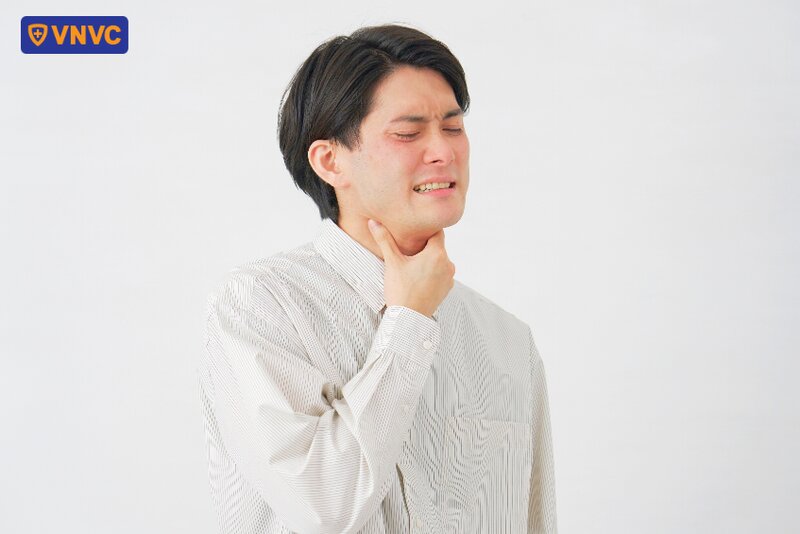 nam giới bị đau ở họng
