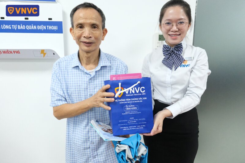 người cao tuổi nhận quà vnvc