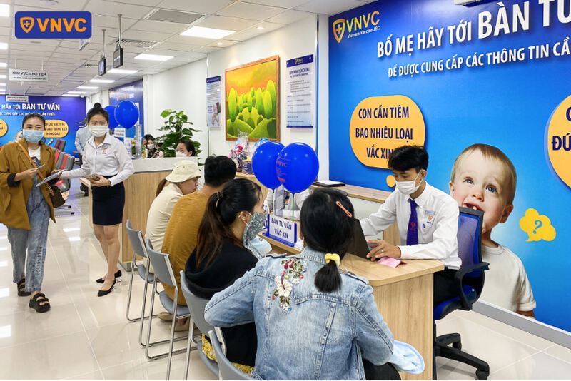 nhân viên vnvc kon tum hỗ trợ khách hàng