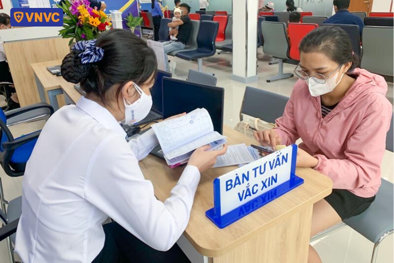 nhân viên vnvc liên chiểu tư vấn cho khách hàng