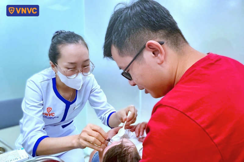 nhỏ rota cho bé tại vnvc