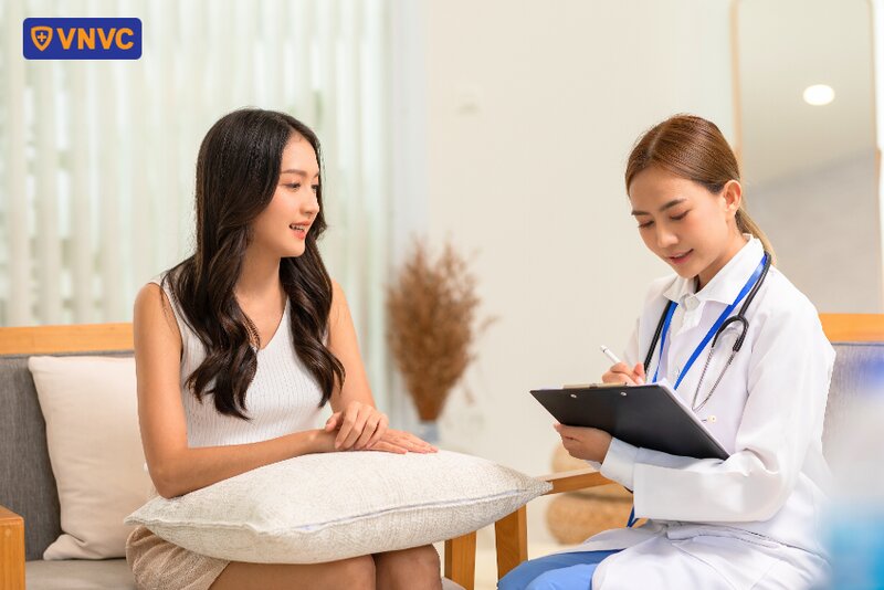 phụ nữ nghe tư vấn từ bác sĩ