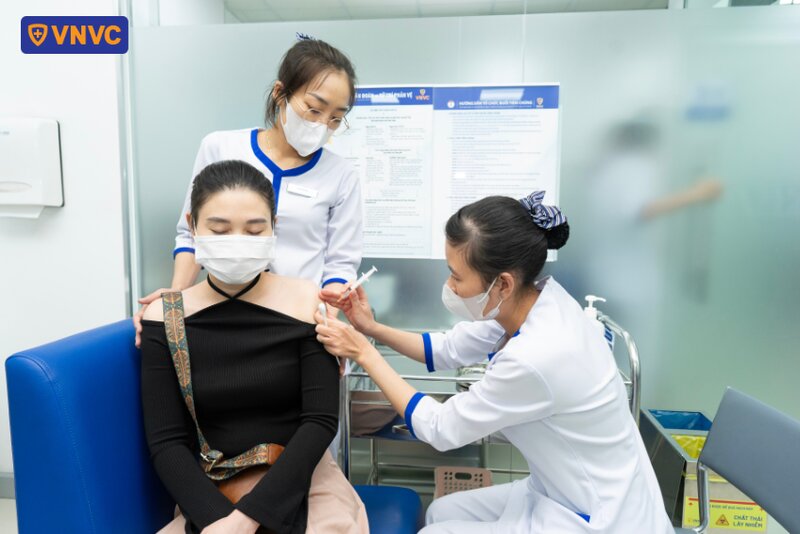 phụ nữ tiêm mũi thủy đậu