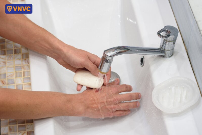 rửa sạch vết nước bọt của chó bằng xà phòng