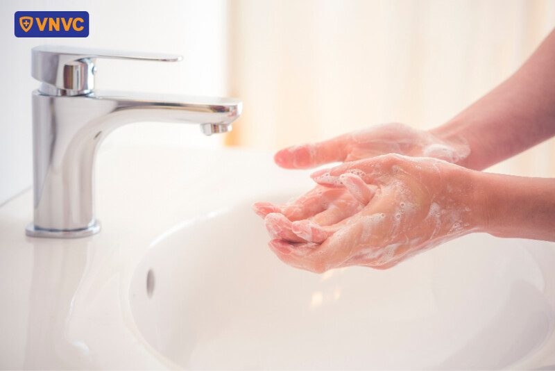 rửa sạch vết thương mèo cắn bằng xà phòng