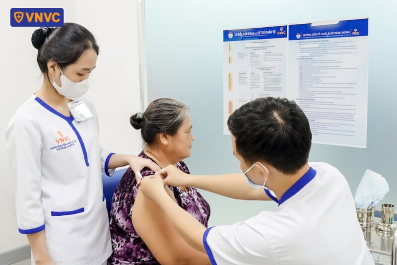 tiêm vắc xin cho người lớn tuổi