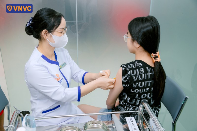 tiêm vắc xin cho trẻ vị thành niên