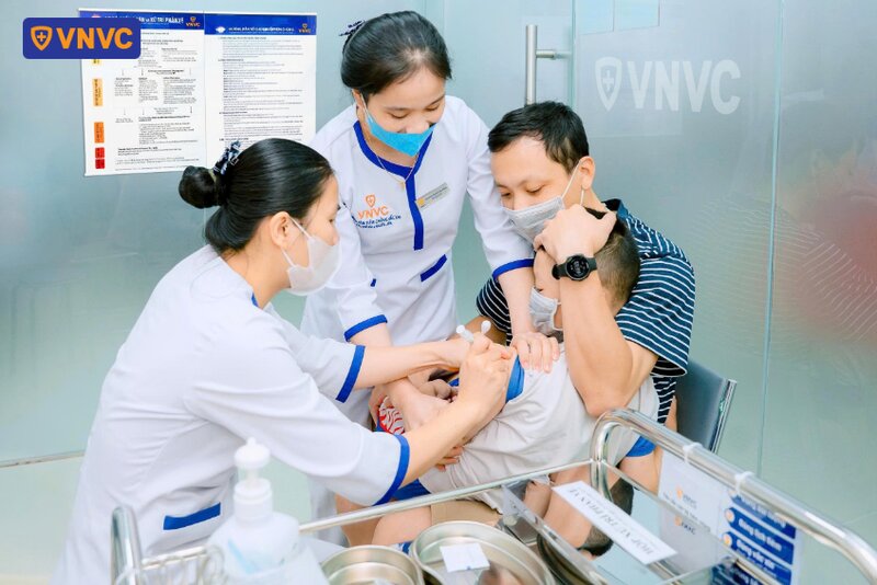 tiêm vắc xin ho gà cho bé