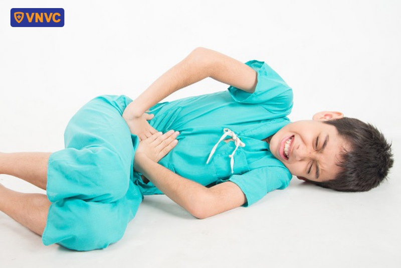 trẻ bị đau bụng sau khi uống rota