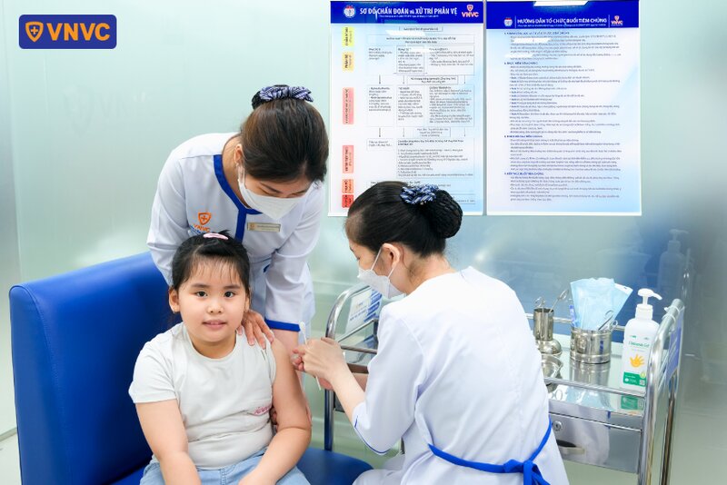 trẻ em tiêm chủng tại vnvc