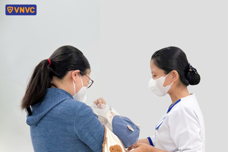 trẻ nhỏ tiêm phòng tại vnvc lái thiêu