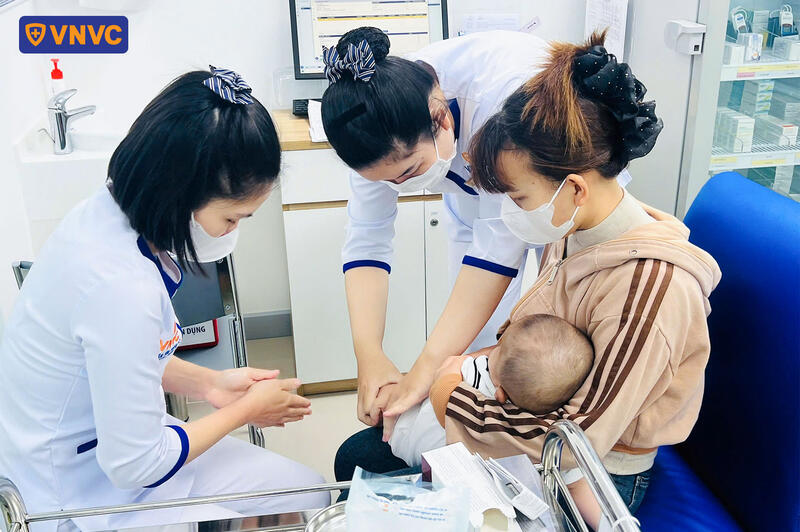 trẻ nhỏ tiêm vắc xin tại vnvc châu đức