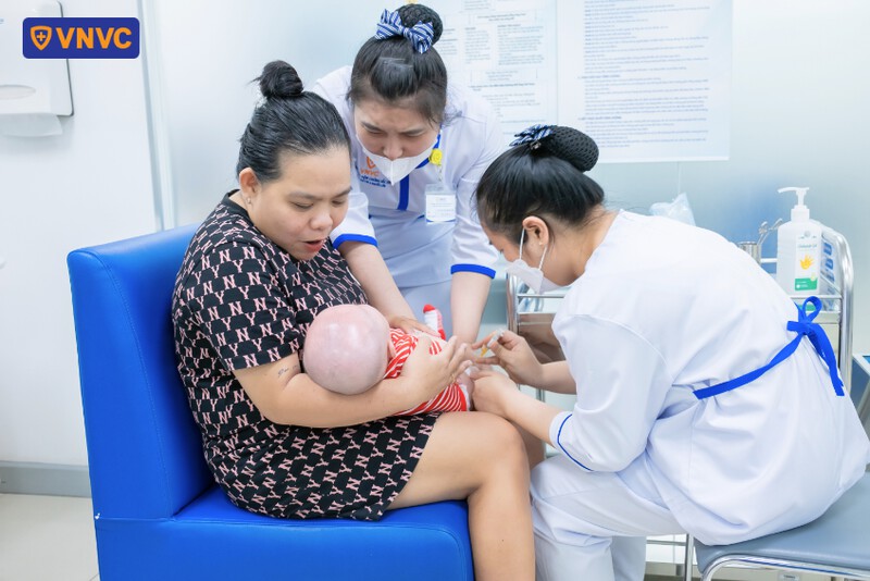 trẻ quấy khóc do sợ hãi và đau đớn khi tiêm phòng