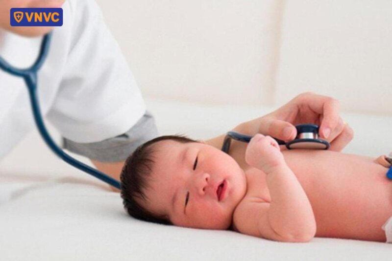 trẻ sơ sinh bị tiêu chảy cần được bác sĩ thăm khám