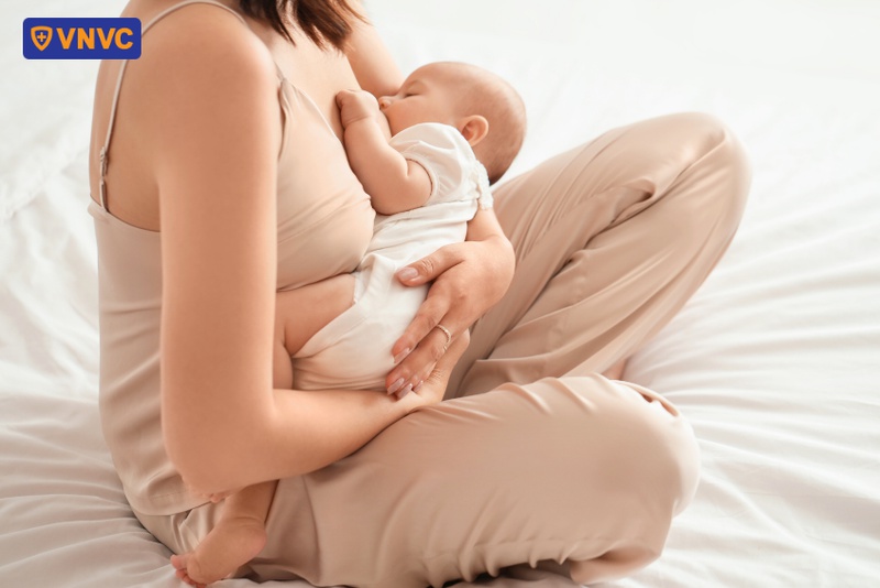 trẻ sơ sinh uống sữa mẹ bị tiêu chảy