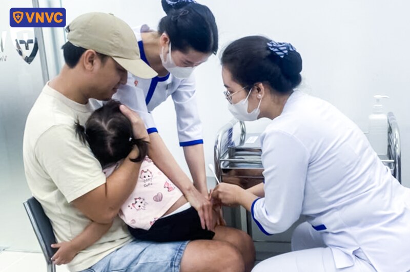 trẻ tiêm chủng tại vnvc xuyên mộc