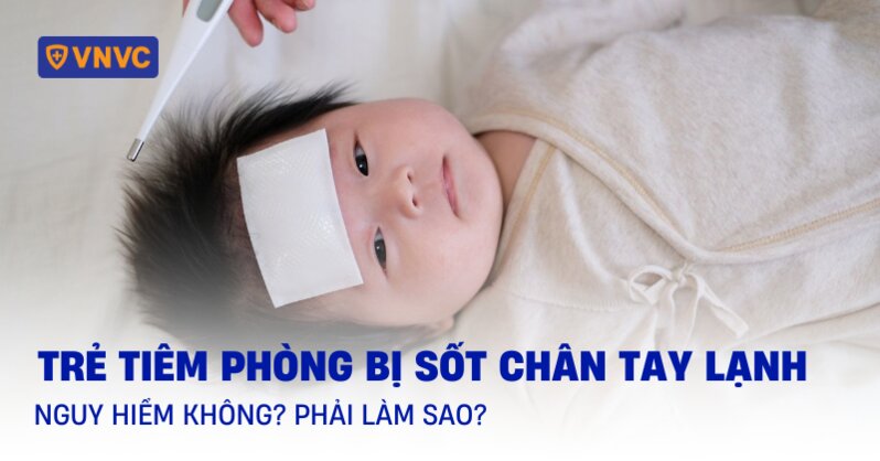 trẻ tiêm phòng bị sốt chân tay lạnh