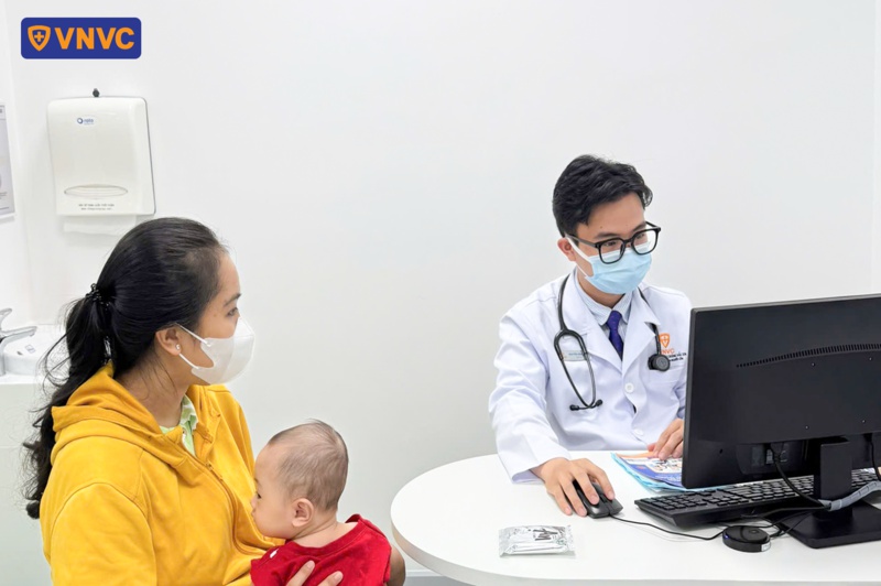 trẻ tiêm phòng tại vnvc lái thiêu