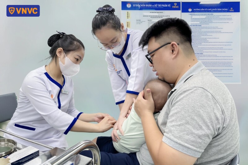 trẻ tiêm phòng tại vnvc