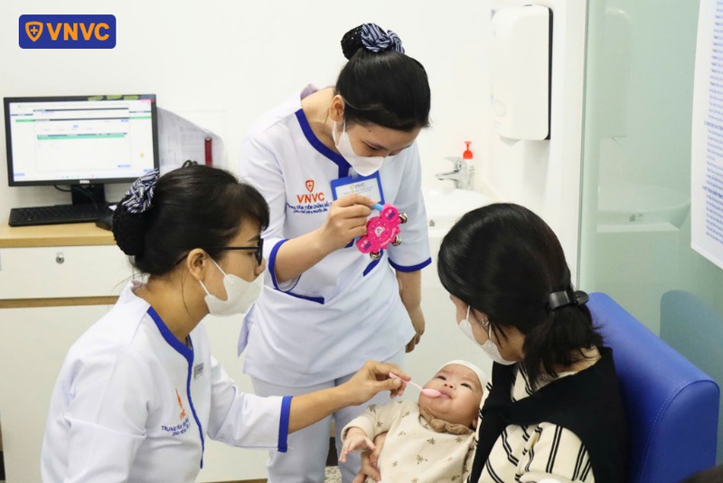 trẻ uống vắc xin rota tại trung tâm vnvc