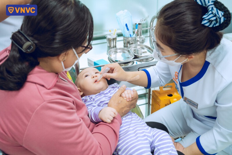 trẻ uống vắc xin rota tại vnvc
