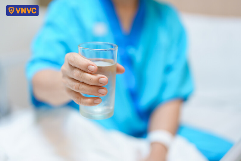 uống đủ nước và bù điện giải