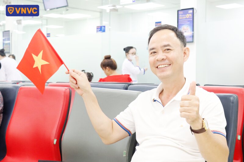 anh trai cầm cờ
