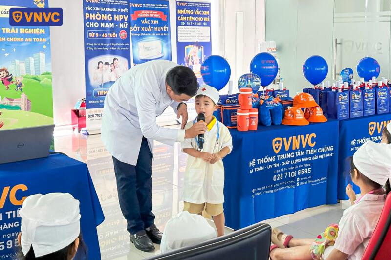 bác sĩ cho bé phát biểu