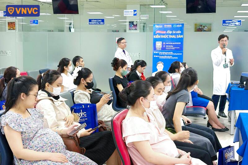 bác sĩ tư vấn sức khỏe cho bà bầu