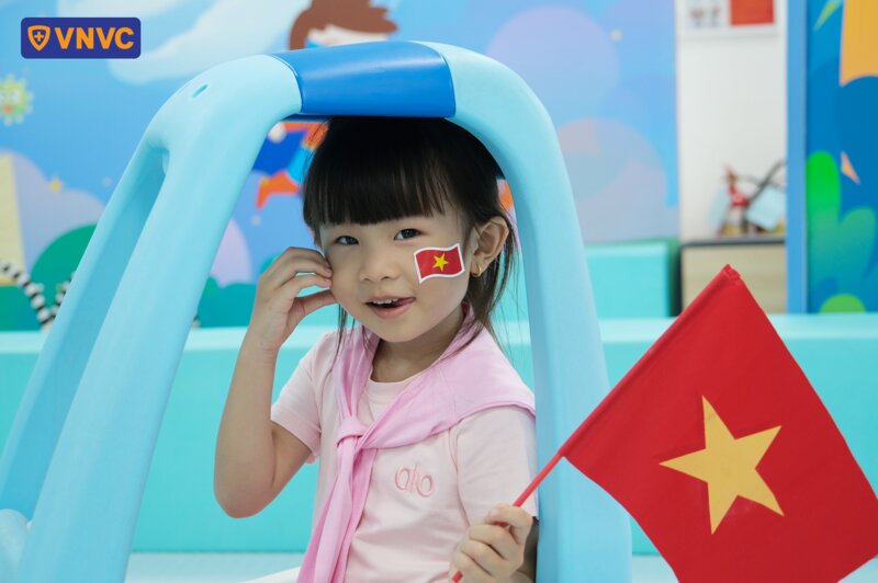 bé gái cầm cờ