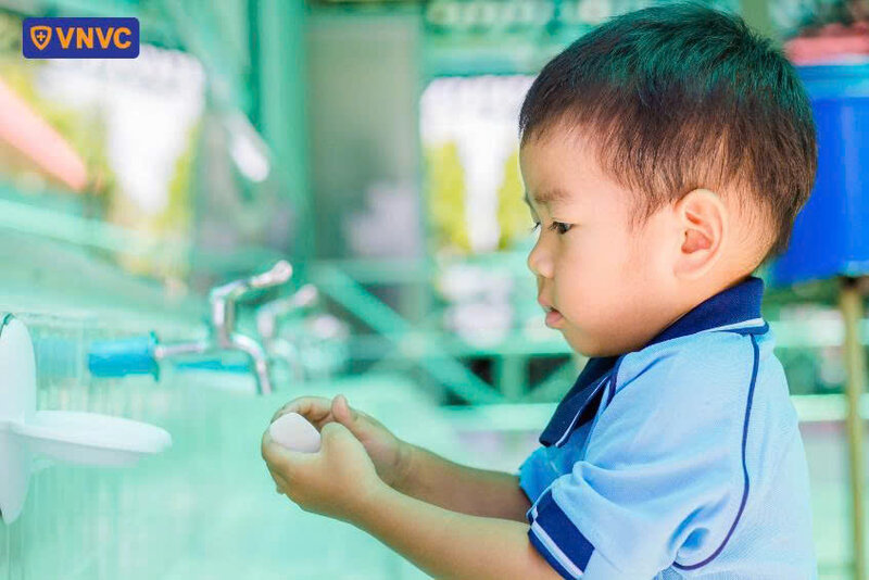 bé rửa tay bằng xà phòng