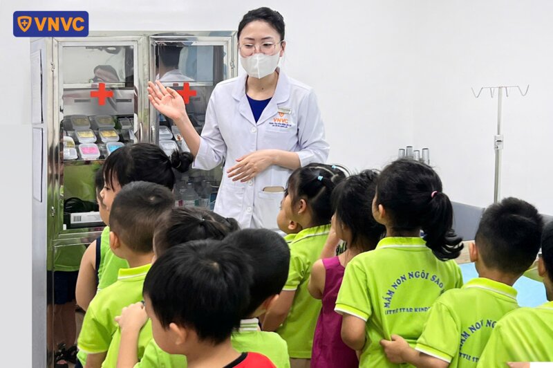 bé tham quan tủ bảo quan vắc xin