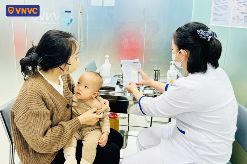 bé tiêm chủng tại vnvc đak đoa