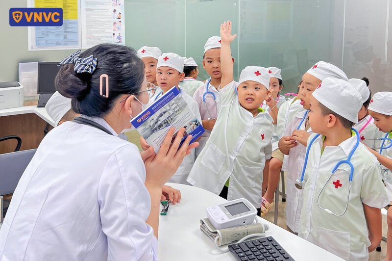 bé trai phát biểu