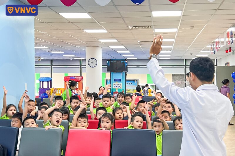 các bạn nhỏ đưa tay phát biểu