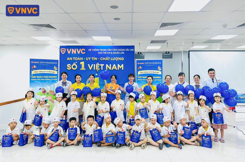 các bé mầm non ở trường tràng an montessori
