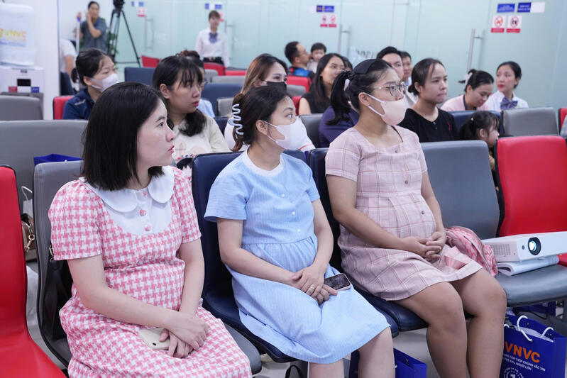 các mẹ bầu đến nghe tư vấn