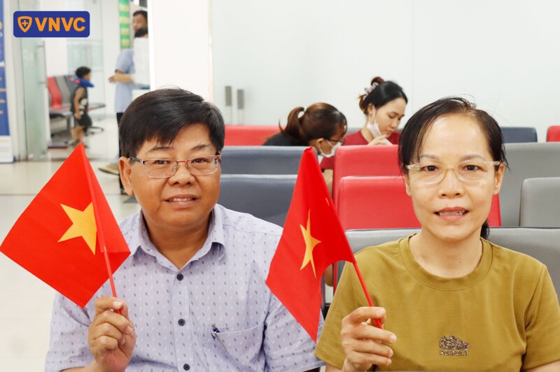 cô chú cầm cờ