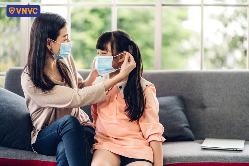 đeo khẩu trang khi tiếp xúc với người bệnh