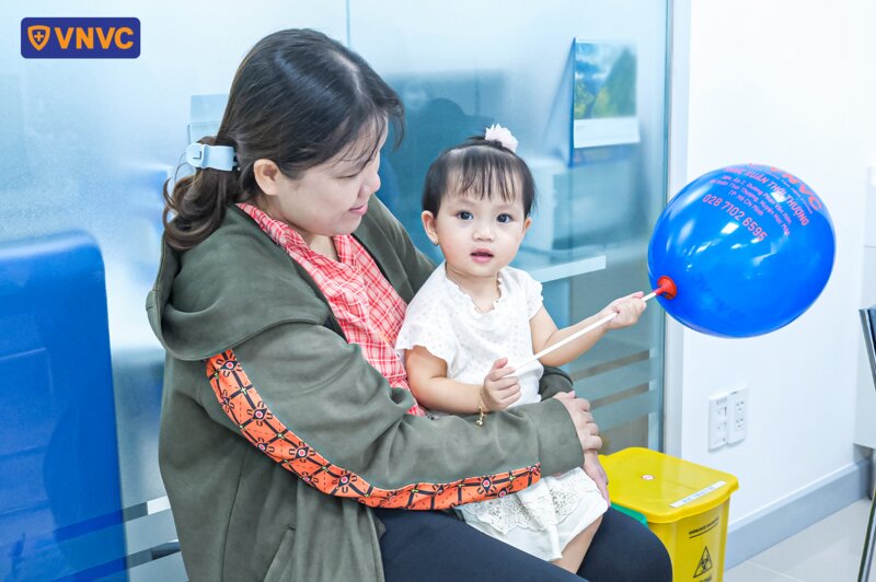 đưa trẻ đi tiêm chủng