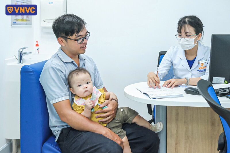 đưa trẻ nhỏ đi tiêm phòng
