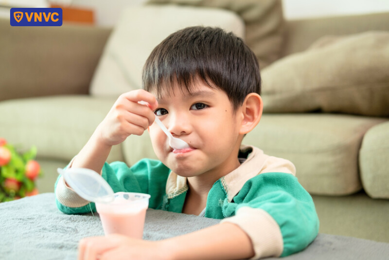 em bé ăn sữa chua