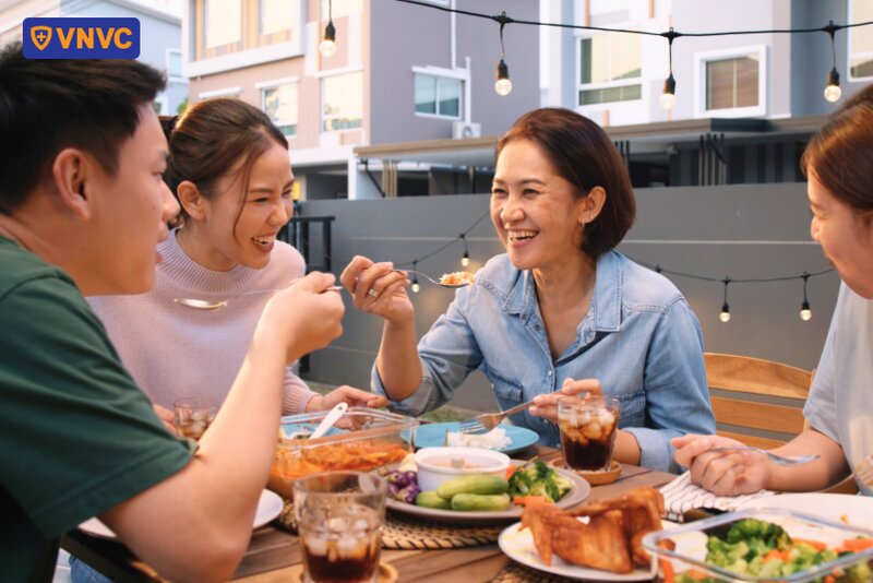 gia đình ăn uống chung với nhau