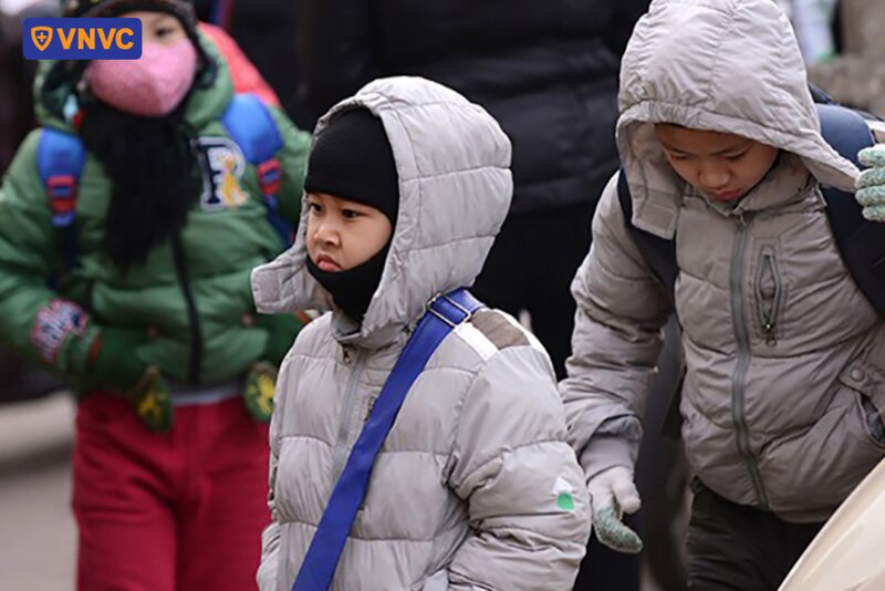 giữ ấm cho trẻ mùa mưa bão