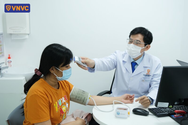 khách hàng kiểm tra sức khỏe trước khi tiêm