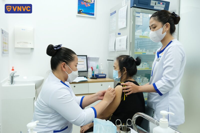 khách hàng lớn tuổi tại vnvc tân kiên